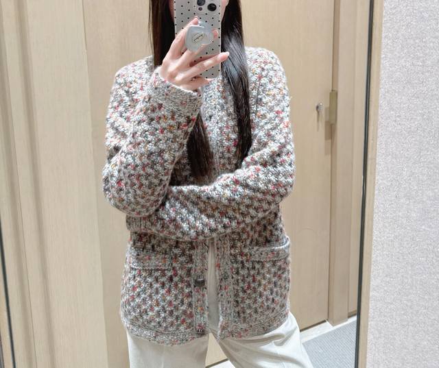 Loro pia*A 25Fw秋冬新款 羊绒真丝圆领单排扣开衫丨独家Yb开发！高版出品！以珍贵羊绒+桑蚕丝混纺织就，贴肤是云端般的软糯暖意，自带高级绒感光泽；宽