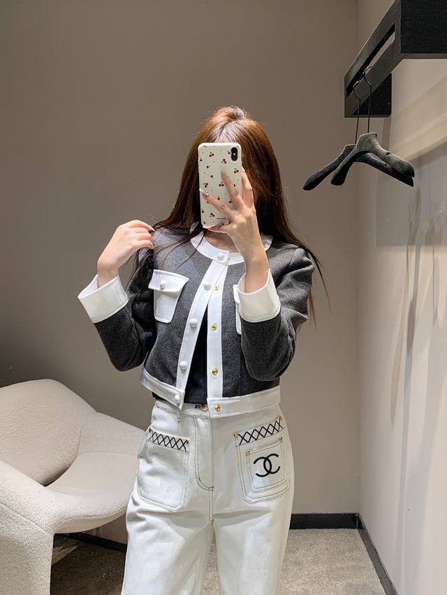 Celin* 25Fw秋冬新款 法式财阀千金撞色拼接夹克短外套丨独家高版出品！以炭灰毛呢+奶白皮质撞色，圆领无领边+泡泡肩廓形，自带“头肩比优化Buff”；奶白