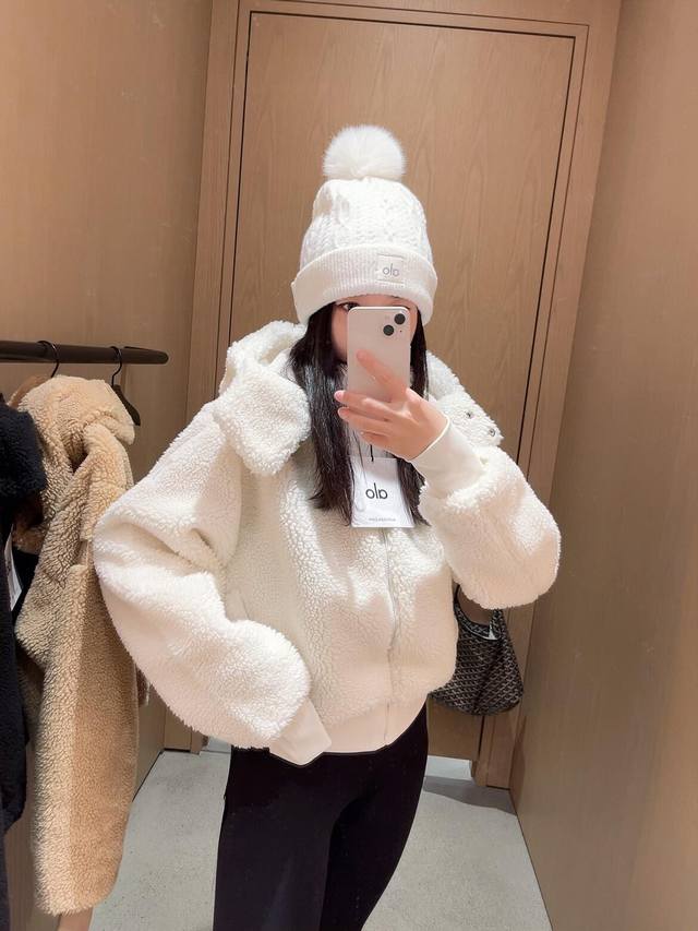 Alo* 25秋冬新款 羊羔毛短款连帽外套丨独家高版出品！云朵级羊羔毛面料裹住秋冬暖意，蓬松绒感像把“温柔抱枕”穿在身上；短款剪裁+连帽设计，既优化身材比例，又