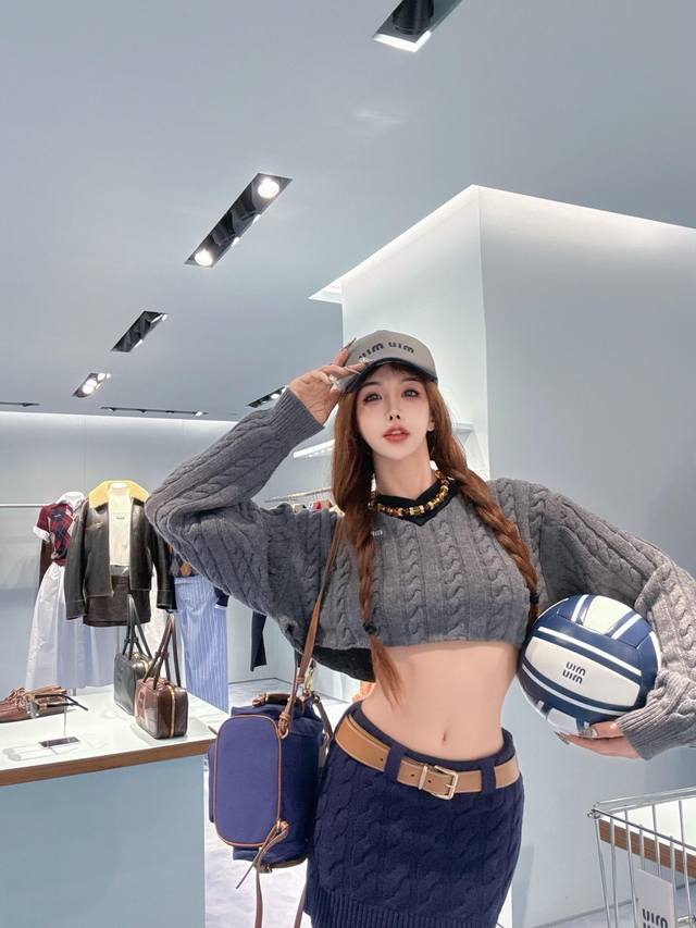 Miumi* 25Fw秋冬新款 麻花纹厚款V领短款毛衣丨独家Yb开发！高版出品！甄选柔糯且挺括的羊毛混纺面料，采用超短款V领设计，撞色领口与衣身的麻花纹理形成视