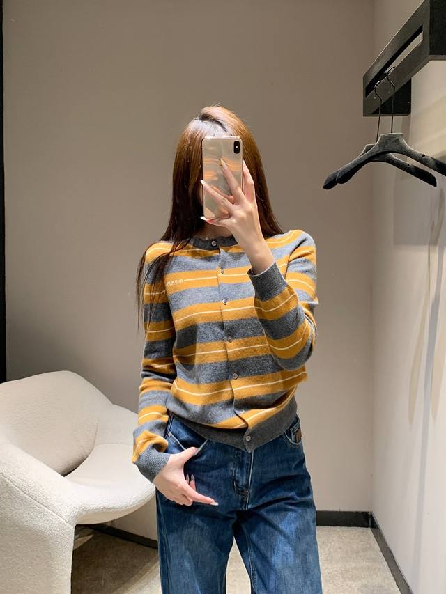 Miumi* 25Fw早秋新款 撞色条纹羊绒针织开衫丨独家高版出品！山羊绒混纺面料，自带云朵般的轻软蓬松，贴肤暖而不重，灰调+暖黄条纹撞色，复古又柔和，不挑肤色