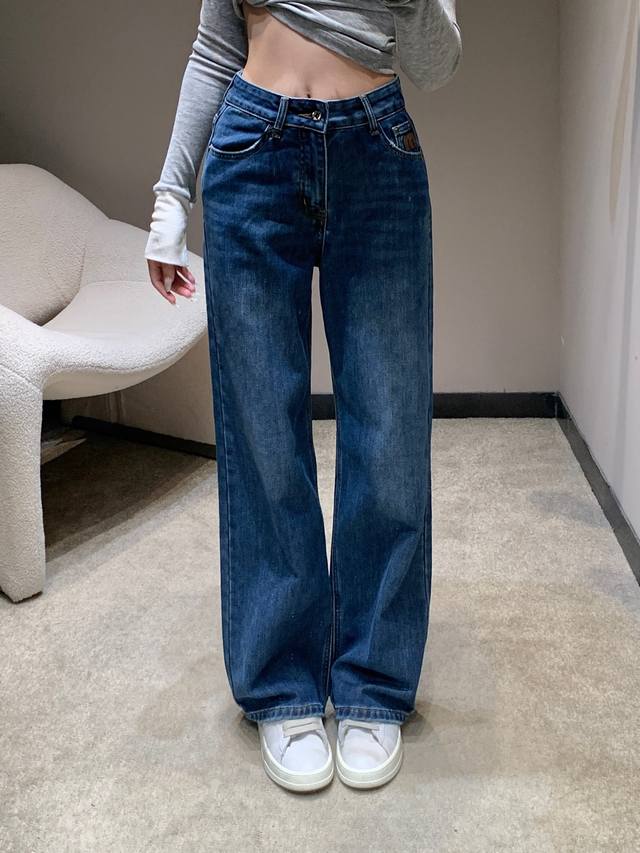 Miumi* 25Fw秋冬新款 字母口袋装饰牛仔裤丨独家高版出品！经典牛仔蓝不挑风格，高腰阔腿剪裁，既能包裹腰腹优化比例，又能通过宽松裤管营造随性松弛感；中度做