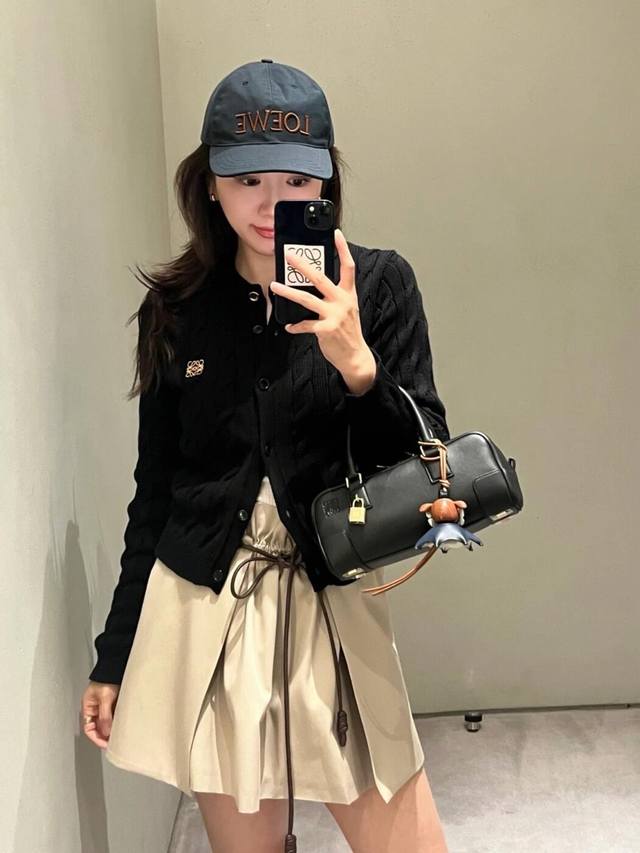 Loew* 25Fw早秋新款 微标刺绣麻花纹针织开衫丨独家Yb开发！高版出品！经典麻花纹理在针织物上立体呈现，胸前的品牌徽标刺绣，宛如艺术点缀，利落的短款剪裁，