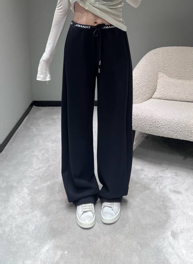 Chan*1 2025高级成衣系列腰头部分采用了Logo字母织带装饰，简约中自带高级辨识度；搭配抽绳设计，既能自由调节腰围松紧，抽绳末端的金属细节还增添了精致感