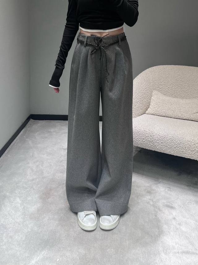 2025高级成衣系列 阔腿西装长裤 西装面料带来的挺括效果，腰头采用“纽扣+抽绳”双调节设计，抽绳边缘还做了编织纹理装饰，精致的细节感；裤型是宽松阔腿款，垂坠感