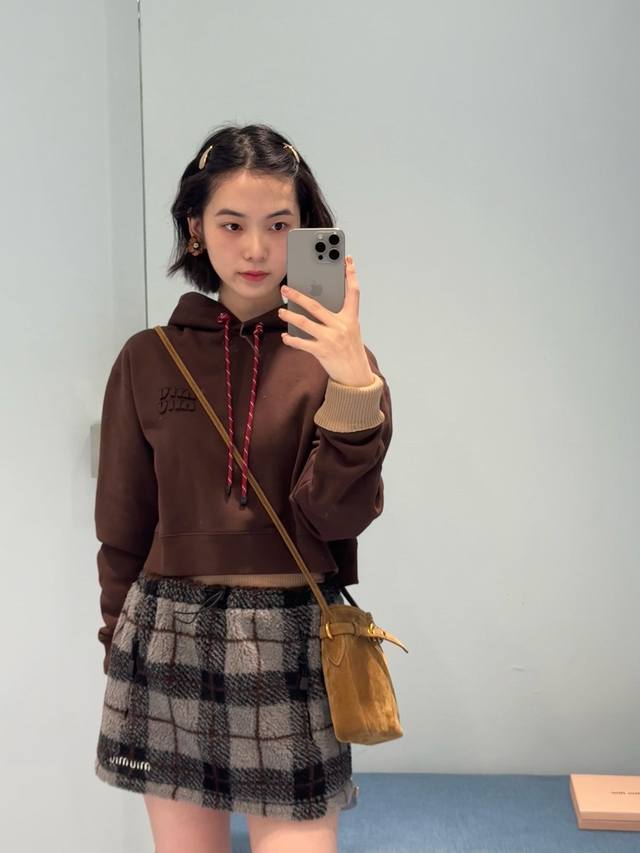 Miumi* 25Fw秋冬新款 复古格纹泰迪绒迷你半身裙丨独家Yb开发！高版出品！软乎乎的泰迪绒肌理，像裹了层暖融融的云朵，复古棕灰格纹配色，把秋冬的慵懒和贵气