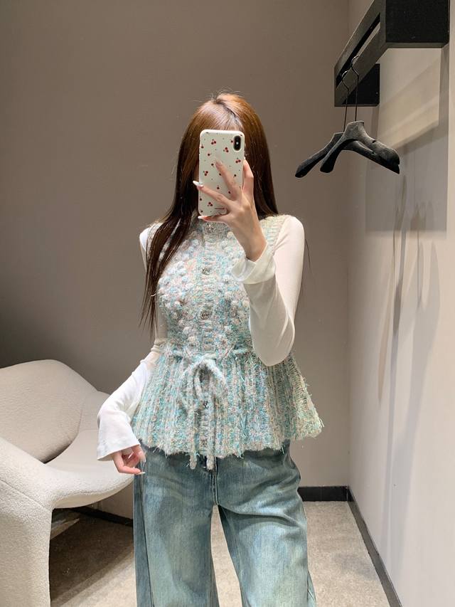 Chane* 25K高级手工坊系列 手工钩花系带圆领羊绒马甲丨独家高版出品！羊绒混纺彩纱+全手工立体钩花，胸前的饱满纹路是近看才懂的重工感，搭配水钻纽扣，细闪不