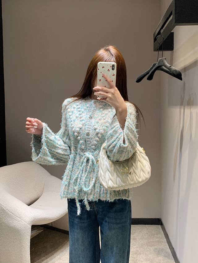 Chane* 25K高级手工坊系列 自带柔焦滤镜的贵气开衫丨独家高版出品！手工混纺彩纱+立体钩花肌理，像把细碎的薄荷绿、奶白揉进绒毛里，圆领+喇叭袖，弱化肩线的