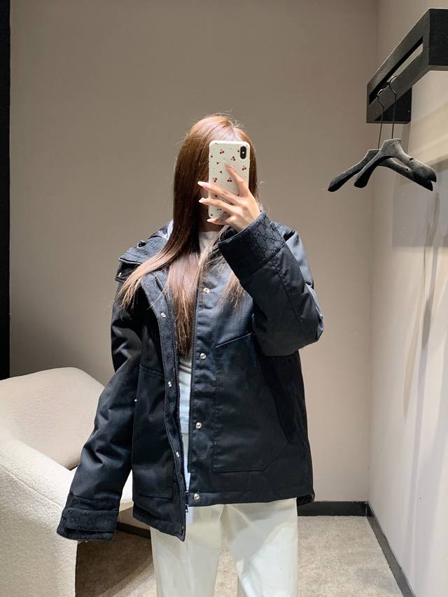Gucc* 25Fw秋冬新款 暗纹双G连帽棉服丨独家高版出品！哑光黑科技防风面料+同色系暗纹双G提花拼接，近看是低调的品牌标识，远看是利落的冷感质感；内里夹棉填