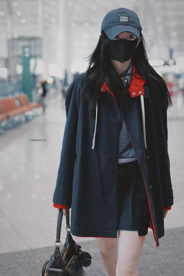 Miumi* 2025Fw早秋新款 双面穿撞色拼接连帽风衣外套丨独家Yb开发！高版出品！精选高品质防风面料，双面织造工艺确保两面穿着都具备绝佳的挺括度与垂坠感。