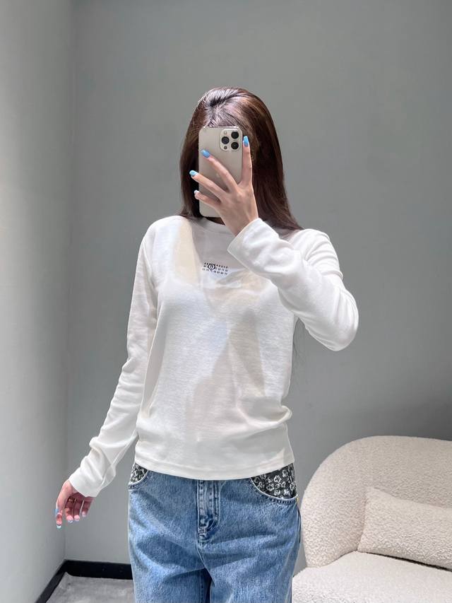 Maiso*Marg*La早秋新品 数字圆领长袖T恤经典黑白两色是衣橱里的百搭刚需单品。选用舒适亲肤的棉料，穿着透气无束缚感。胸前的数字图案设计别具巧思，黑白配