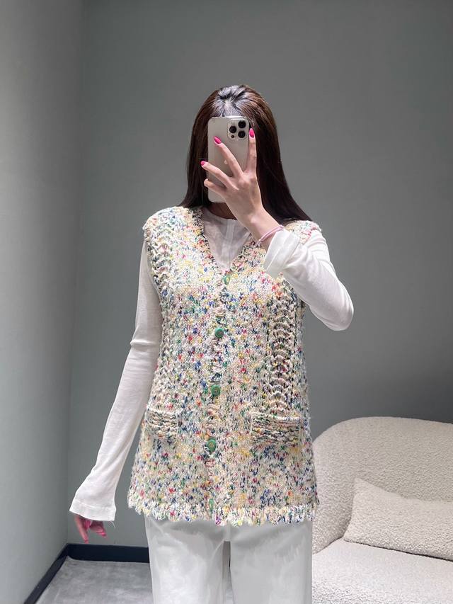 小香Chan**L2025Fw高级手工坊系列 彩色花昵羊毛针织马甲顶级版本大货出,独家款细腻针织工艺打造,将绿、黄、红、蓝等缤纷色彩揉进纱线,织就出如同春日花园 小香Chan**L2025Fw高级手工坊系列 彩色花昵羊毛针织马甲顶级版本大货出,独家款细腻针织工艺打造,将绿、黄、红、蓝等缤纷色彩揉进纱线,织就出如同春日花园