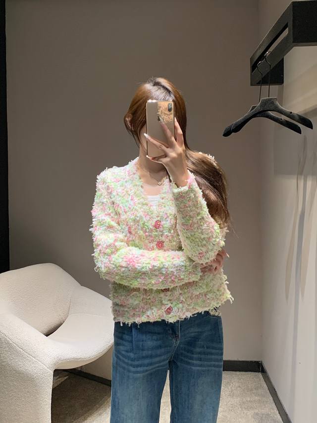 Chan*L 25K高级手工坊系列 马卡龙V领针织开衫丨独家高版出品！糅合樱花粉、薄荷绿、奶油白等马卡龙色调，每一寸面料都透着手工编织的细腻肌理，门襟与口袋的红