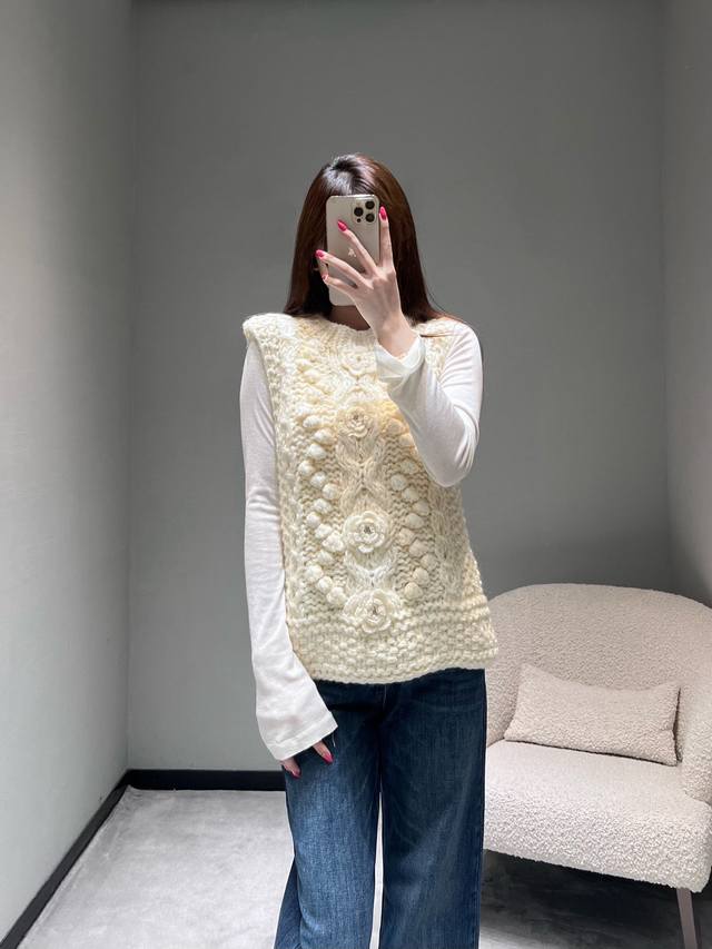 Chan*L 2025Fw秋冬高级手工坊系列 小香手工编织山茶花针织马甲顶级版本独家首p单现货发采用立体绞花、豆豆针等多种针织技法交织,层次丰富且纹理精致。尤为 Chan*L 2025Fw秋冬高级手工坊系列 小香手工编织山茶花针织马甲顶级版本独家首p单现货发采用立体绞花、豆豆针等多种针织技法交织,层次丰富且纹理精致。尤为