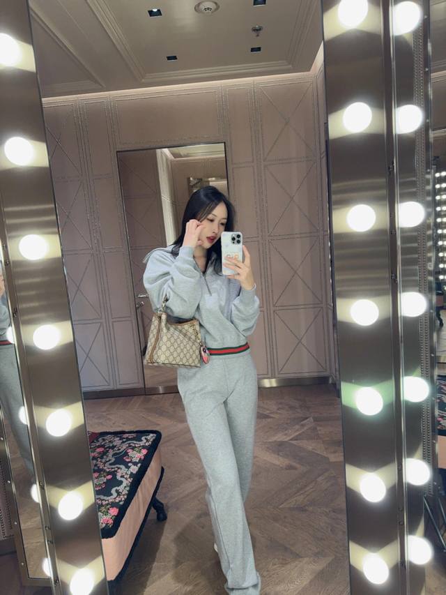 裤子 卫衣 Gucc* 25Fw秋冬新款 大翻领Logo拉链卫衣+休闲裤套装丨独家Yb开发!高版出品!采用重磅毛圈棉,软乎乎像裹了团云朵,贴肤穿不扎还抗风;卫衣 裤子 卫衣 Gucc* 25Fw秋冬新款 大翻领Logo拉链卫衣+休闲裤套装丨独家Yb开发!高版出品!采用重磅毛圈棉,软乎乎像裹了团云朵,贴肤穿不扎还抗风;卫衣