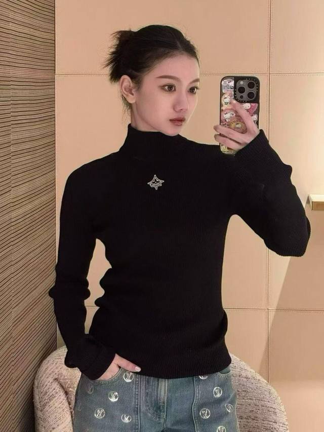 Louis Vuitto* 25Fw秋冬新款 标志性刺绣黑高领针织衫丨独家Yb开发！高版出品！精选细支羊毛混纺针织，胸前低调的星形刺绣，修身罗纹针织+贴合脖颈的