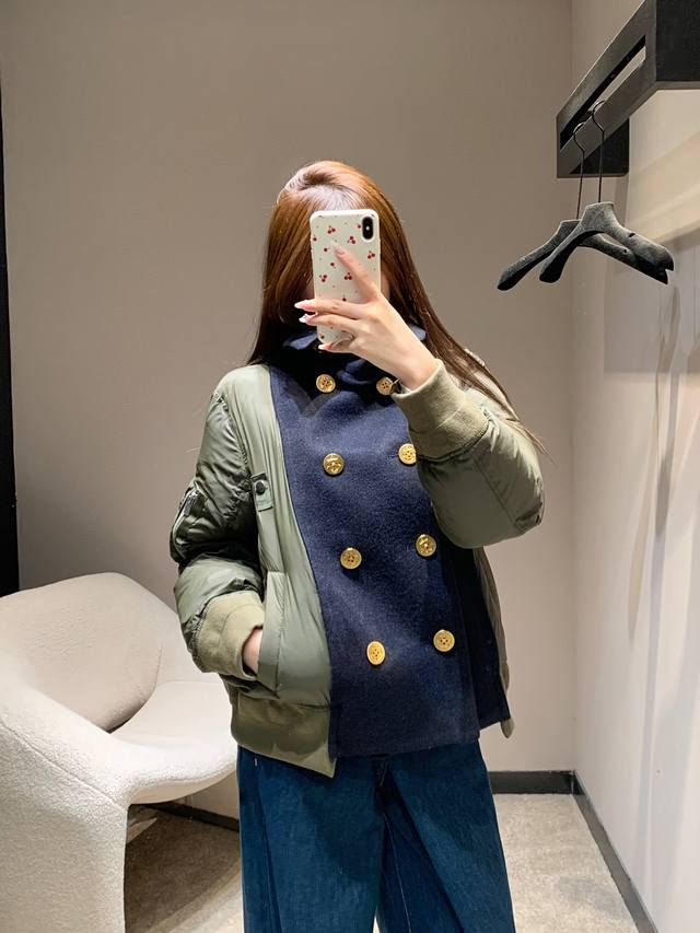 Sac*I 25秋冬新款 双排扣拼接羽绒服丨独家Yb开发！高版出品！军绿色尼龙羽绒面，带着冷冽的酷感；藏青色羊毛呢拼接层，又揉进了秋冬的温柔暖意。大颗金属金扣是