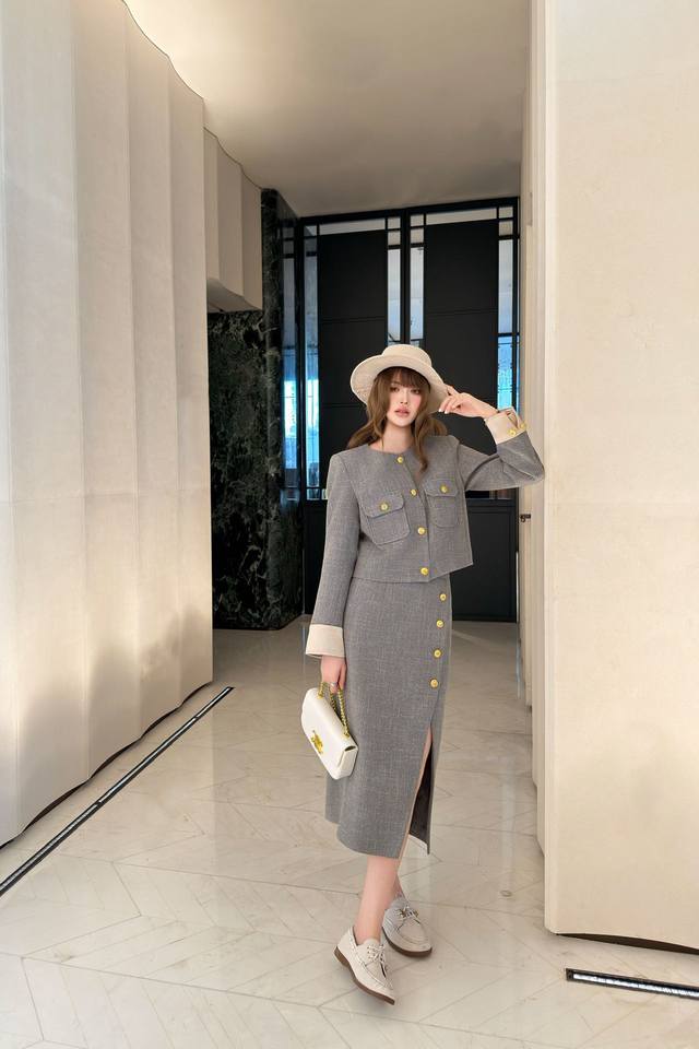 Celin* 25Fw秋冬新款 灰调金扣小外套+半身裙套装丨独家高版出品！面料自带哑光肌理的高级感，圆领+微垫肩设计，弱化正式感的同时修饰肩颈线条；胸前翻盖口袋