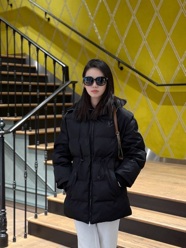 Gucc* 25Fw秋冬限定新款 翻领抽绳收腰羽绒服丨独家Yb开发！高版出品！甄选高密度哑光黑尼龙+羊毛针织罗纹大翻领，抗风防泼溅，轻轻一拍就能抖落灰尘；腰间隐