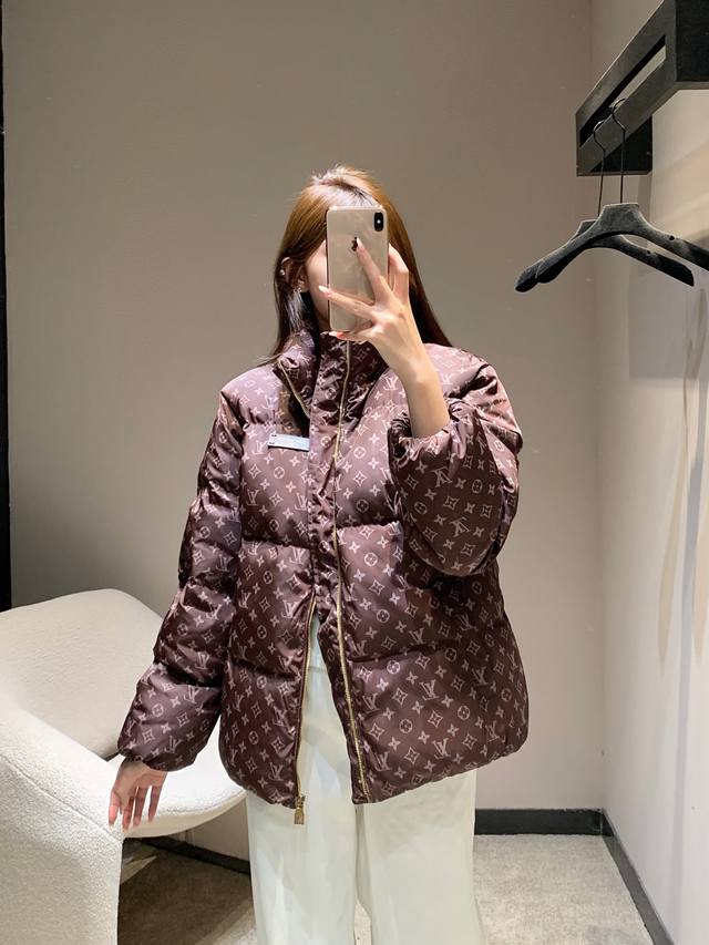 Louis Vuitt*N 25Fw秋冬新款 满印老花羽绒服外套丨独家高版出品！辨识度拉满的 Monogram 老花满幅铺陈，深棕底色与浅调老花的碰撞，复古韵味