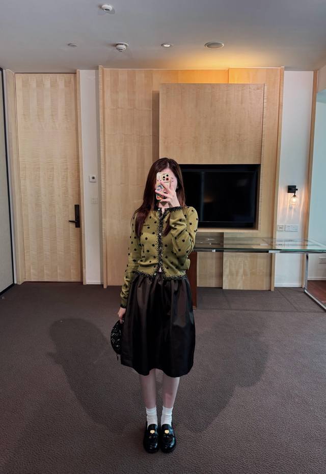 Miumi* 25Fw秋冬新款 橄榄绿钉珠亮片针织开衫丨独家Yb开发！高版出品！橄榄绿羊毛针织基底自带温柔松弛感，满铺立体钉珠花朵+亮片刺绣，细碎光泽随动作轻闪