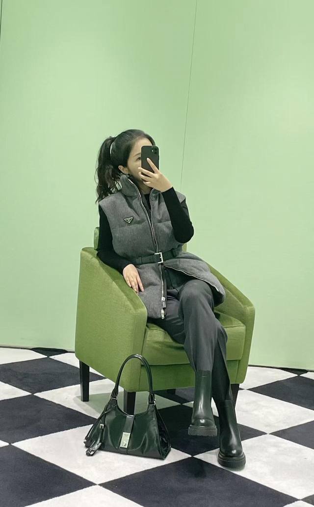 prad* 25Fw秋冬新款 经典三角标立领收腰羽绒马甲丨独家Yb开发！高版出品！简约而不失时尚感，原版定制羊毛面料，90白鹅绒填充，厚实保暖立领的设计非常贴心