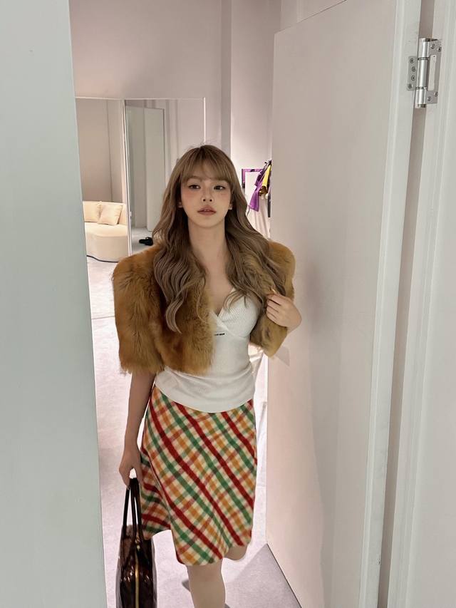 Miumi* 25Fw秋冬新款 秀款彩色格纹羊毛半身裙丨独家Yb开发！高版出品！采用羊毛混纺面料，暖调红、绿、橙格纹交织白色基底，斜向纹理打破沉闷；呼应秀场“实