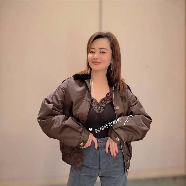 Miumi* 25Fw秋冬新款 复古棕调羊毛领夹克外套丨独家Yb开发！高版出品！自带柔光滤镜的哑光缎面，低调却藏不住的高级光泽，秋冬叠穿大小姐氛围感直接拉满！毛