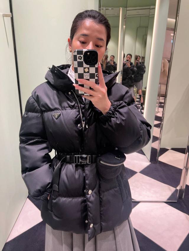prad* 25Fw秋冬新款 蚂蚁腰系列腰包羽绒服外套丨独家Yb开发！高版出品！ 再生尼龙面料搭配可拆卸腰 以标志性三角形呈现的3D立体口袋为此款兜帽式羽绒外套