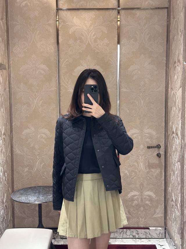 Moncle* 25Fw秋冬新款 轻薄短款羽绒夹克外套丨独家Yb开发！高版出品！菱形格纹设计经典又别致，翻领增添利落感。填充饱满羽绒，保暖性佳，能轻松抵御寒意。