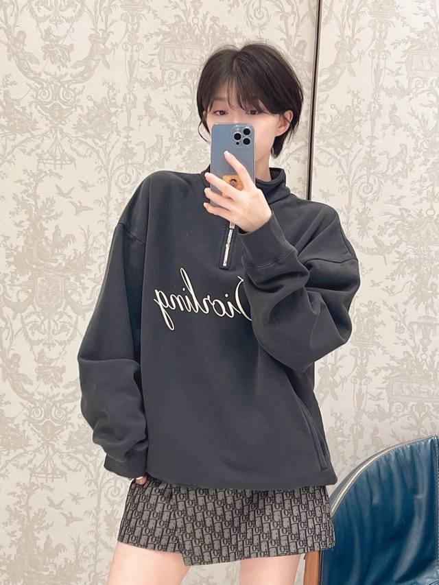 Dio* 25Fw秋冬新款 字母印花半拉链立领卫衣独家Yb开发!高版出品!以简约深色调为主,胸前精致的品牌风格字母印花,彰显品牌辨识度与时尚格调。半拉链立领设计 Dio* 25Fw秋冬新款 字母印花半拉链立领卫衣独家Yb开发!高版出品!以简约深色调为主,胸前精致的品牌风格字母印花,彰显品牌辨识度与时尚格调。半拉链立领设计