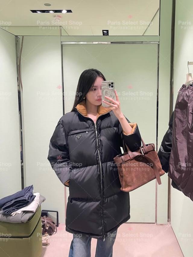 prad* 25Fw秋冬新款 中长款撞色三角标廓形羽绒服丨独家Yb开发！高版出品！采用Oversize中长款廓形，对各种身形都极具包容度，营造出当下最流行的“松