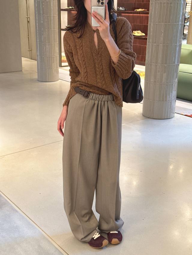 Loew* 25Fw秋冬新款 羊毛腰带阔腿长裤丨独家Yb开发!高版出品!选用高级灰调羊毛面料,触感柔软且自带细腻纹理,秋冬穿着保暖又显质感。垂坠的面料特性让裤型 Loew* 25Fw秋冬新款 羊毛腰带阔腿长裤丨独家Yb开发!高版出品!选用高级灰调羊毛面料,触感柔软且自带细腻纹理,秋冬穿着保暖又显质感。垂坠的面料特性让裤型