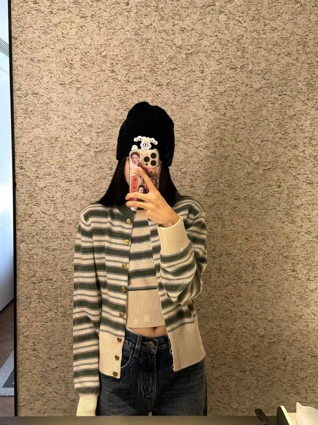 Loro piana 25Fw Fobello条纹开衫 采用品牌标志性Baby Cashmere 山羊幼崽的底层绒毛 手感软糯细腻 将包裹般的温暖感与令人难以置 Loro piana 25Fw Fobello条纹开衫 采用品牌标志性Baby Cashmere 山羊幼崽的底层绒毛 手感软糯细腻 将包裹般的温暖感与令人难以置