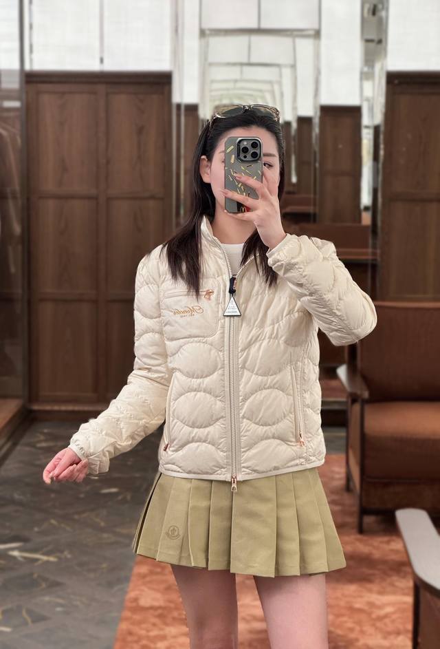 Moncle* 25Fw秋冬新款 轻薄短款拉链羽绒服夹克外套丨独家Yb开发!高版出品!轻量奢暖,型格随季焕新!拉链开合的利落设计,搭配立领造型,既能抵御冷风侵袭 Moncle* 25Fw秋冬新款 轻薄短款拉链羽绒服夹克外套丨独家Yb开发!高版出品!轻量奢暖,型格随季焕新!拉链开合的利落设计,搭配立领造型,既能抵御冷风侵袭