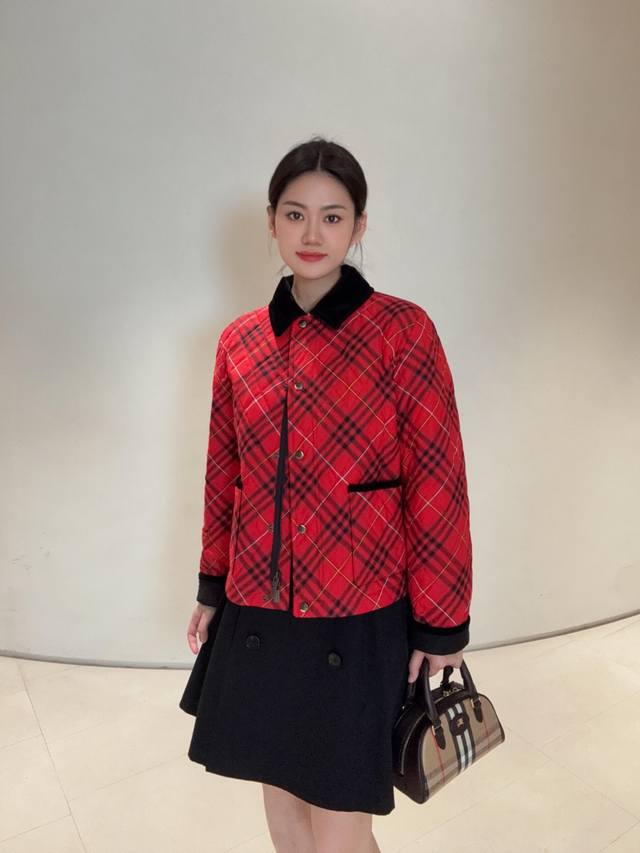 Burb*Rry 25Fw秋冬新款 英雄花红格纹绗缝棉服外套丨独家Yb开发!高版出品!甄选标志性英雄花红格纹面料,红黑交织的格纹图案自带复古英伦腔调;绗缝工艺细 Burb*Rry 25Fw秋冬新款 英雄花红格纹绗缝棉服外套丨独家Yb开发!高版出品!甄选标志性英雄花红格纹面料,红黑交织的格纹图案自带复古英伦腔调;绗缝工艺细