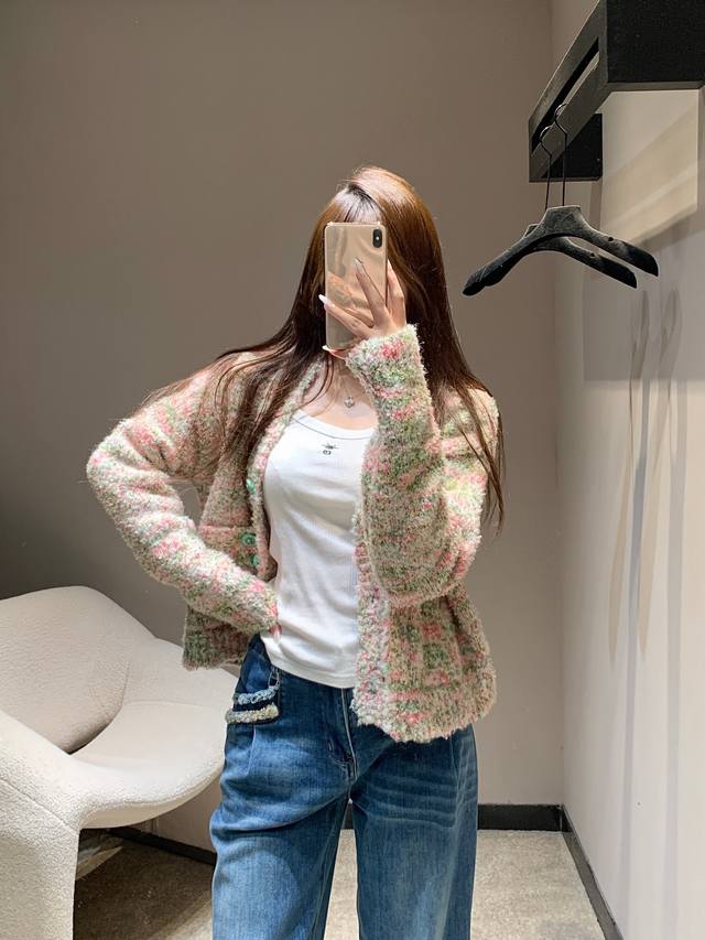 Chan*L 25K高级手工坊系列 双口袋V领针织开衫丨独家高版出品！甄选粉绿交织的花纱针织面料，每一缕纱线都经手工混纺，呈现出如春日花园般的柔和渐变，触感蓬松