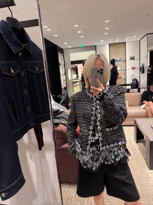 Chan*L 25K高级手工坊系列 重工亮片粗花呢外套丨独家Yb开发!高版出品!以经典黑白粗花呢为基底,每一根纱线都交织着品牌对质感的极致追求,粗粝与细腻在面料 Chan*L 25K高级手工坊系列 重工亮片粗花呢外套丨独家Yb开发!高版出品!以经典黑白粗花呢为基底,每一根纱线都交织着品牌对质感的极致追求,粗粝与细腻在面料