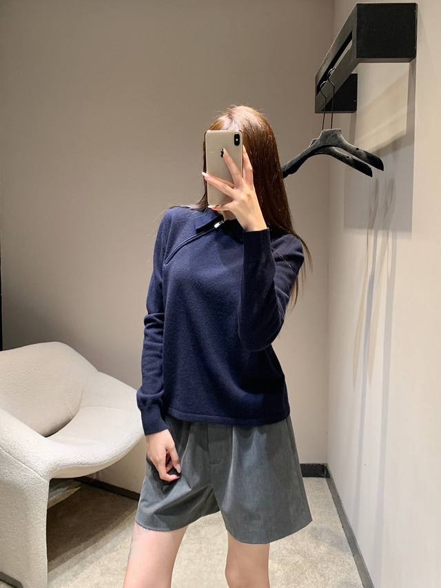 Miumi* 25Fw早秋新款 斜拉链山羊绒针织polo衫丨独家Yb开发!高版出品!打破常规的斜向拉链设计,为经典polo衫注入朋克感,polo领的乖巧与拉链的 Miumi* 25Fw早秋新款 斜拉链山羊绒针织polo衫丨独家Yb开发!高版出品!打破常规的斜向拉链设计,为经典polo衫注入朋克感,polo领的乖巧与拉链的