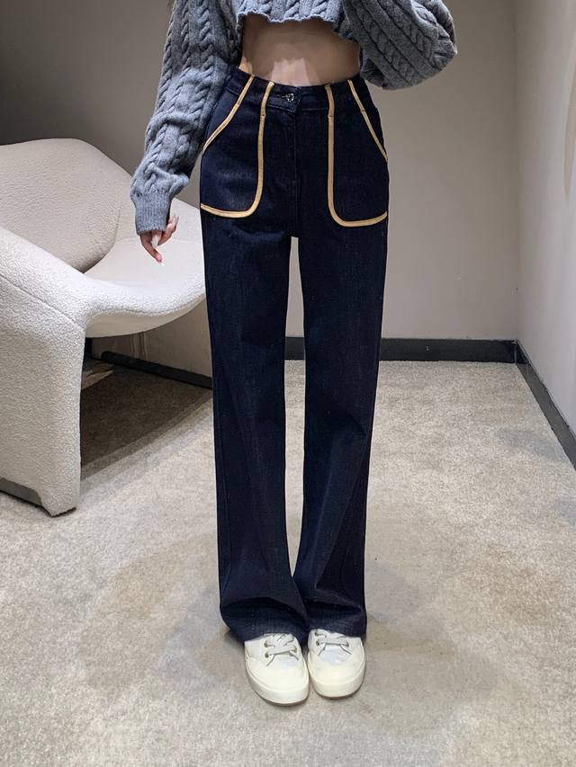 Miumi* 25Fw秋冬新款 复古撞色口袋牛仔长裤丨独家高版出品!深靛蓝牛仔布上,卡其色包边勾勒出夸张的大口袋,是工装风的复古致敬,后腰处的品牌标识刺绣低调又 Miumi* 25Fw秋冬新款 复古撞色口袋牛仔长裤丨独家高版出品!深靛蓝牛仔布上,卡其色包边勾勒出夸张的大口袋,是工装风的复古致敬,后腰处的品牌标识刺绣低调又