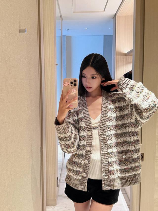 Chane* 25B高级手工坊系列新款 镂空重工钩花V领宽松针织开衫丨独家Yb开发！高版出品！采用高级羊毛混纺面料，经过重工钩花与镂空工艺的双重雕琢，每一寸织物