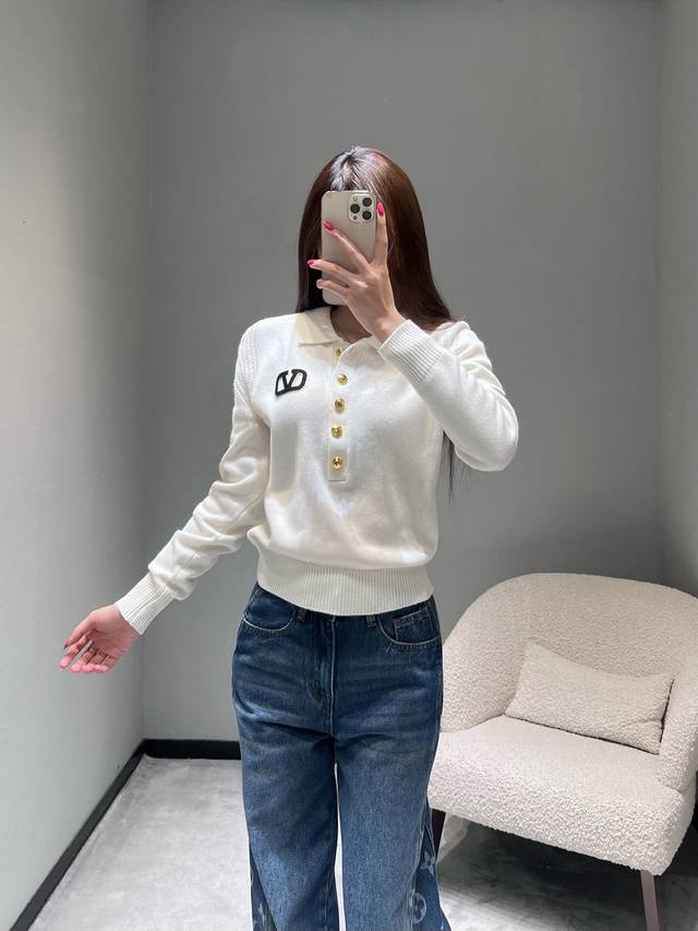 Valenti*O*Fw秋冬新品系列 翻领针织毛衣精细羊绒混纺针织工艺，Yb开发顶级版本经典的翻领设计搭配金色纽扣，领口与肩部的纹理细节增添了层次与设计感。衣身