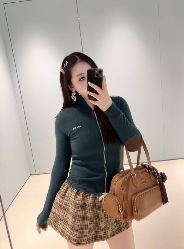 Miumi* 25Fw早秋新款 墨绿色拉链立领羊绒针织开衫丨独家Yb开发！高版出品！采用高奢山羊绒面料，触感软糯如云朵，保暖性与亲肤性兼具，早秋单穿优雅高级，深