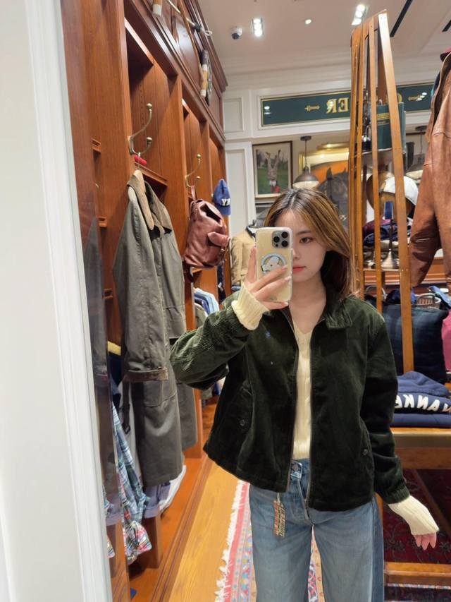 Ralph La*Ren 25Fw秋冬新款 复古灯芯绒夹克外套丨独家高版出品！选用厚实且亲肤的灯芯绒面料，秋冬穿着保暖又有型。利落短款版型对各种身形友好，采用复