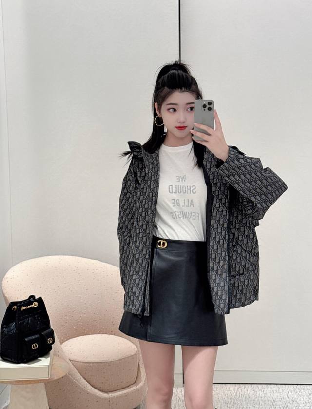 Dio* 25Fw秋冬新款 灰色老花冲锋衣外套丨独家高版出品！采用挺括且有质感的特殊面料，秋冬穿着防风又有型。Oversize落肩版型对各种身形友好，可内搭简约