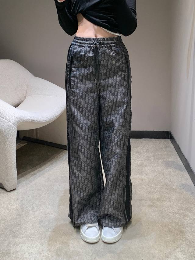 Dio* 25Fw早秋新款 灰色老花松紧腰休闲裤丨独家高版出品！采用挺括且垂坠的优质面料，早秋穿着舒适又有型。阔腿廓形对各种身形友好，可搭配同系列老花上衣打造满