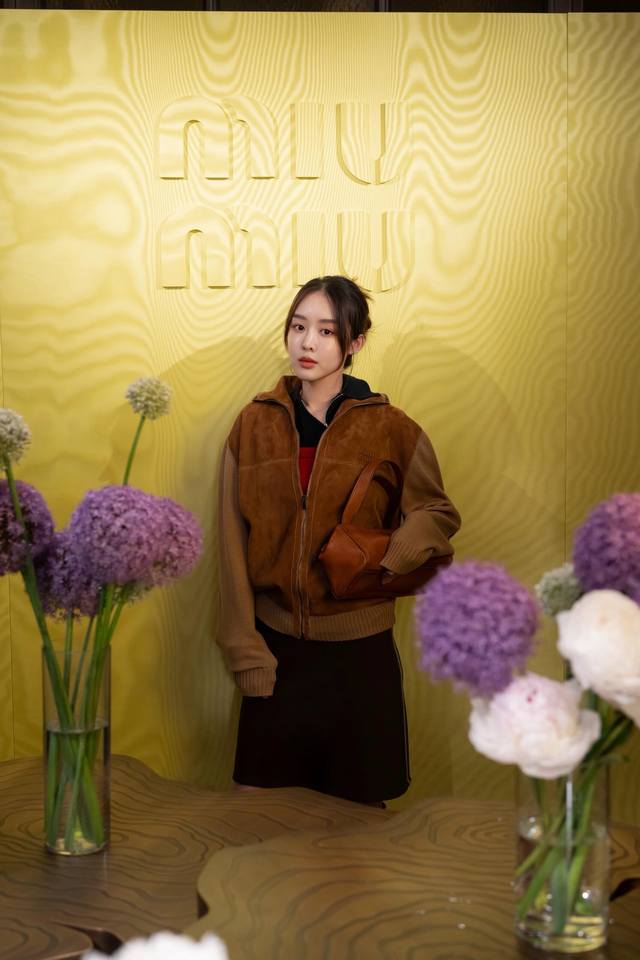 Miu Mi* 25Fw秋冬新款 羊毛皮革撞色拉链开衫丨独家Yb开发！高版出品！选用细腻羊皮革，带着哑光绒面的温柔肌理，触肤是秋冬独有的暖糯；立领+拉链设计，可