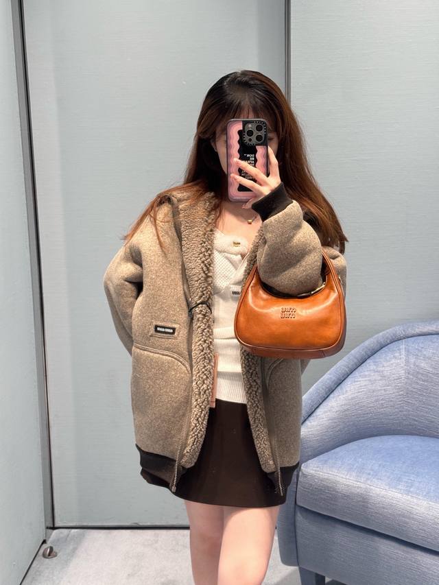 Miumi* 25Fw早秋新款 软乎乎廓形羊羔毛外套丨独家Yb开发！高版出品！暖呼呼的颜色，自带温柔滤镜，内里毛绒绒的，保暖又治愈～搭配粉衣和格纹裙，甜酷感直接