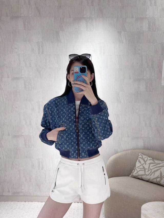 Louis Vuitt*N 25Fw早秋新款 激光印花牛仔短款夹克外套丨独家Yb开发！高版出品！小蛮腰短款设计可甜可盐上身A爆啦！定制纯棉罗纹拼接，经典版型不挑