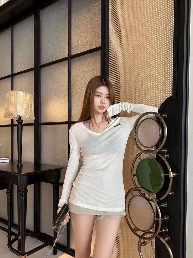 Miumi* 25Fw早秋新款 微标V领天丝羊毛长袖T恤打底衫丨独家高版出品！精选亲肤透气的天丝羊毛面料，触感柔软细腻，穿着时贴合肌肤却毫无束缚感。深V领型巧妙